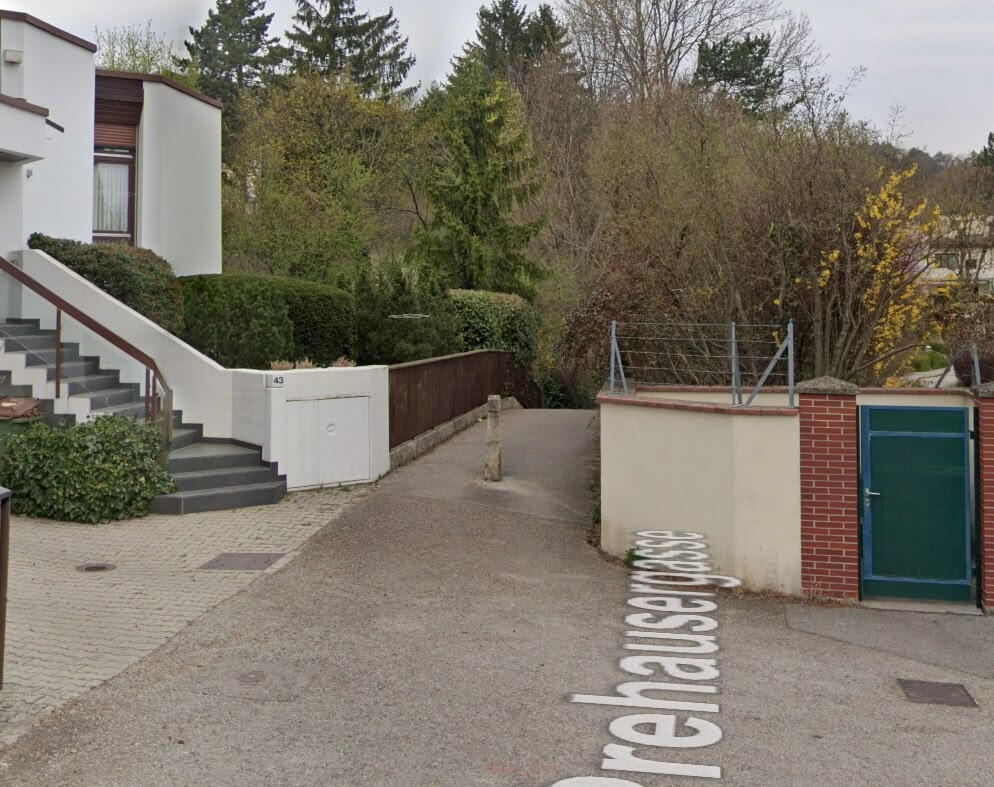 Kleiner Weg vom Parkplatz Richtung Bach